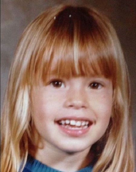  The childhood image of Stephanie Abrams.